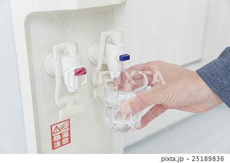 ウォーターサーバーで水を入れる男性 25189836