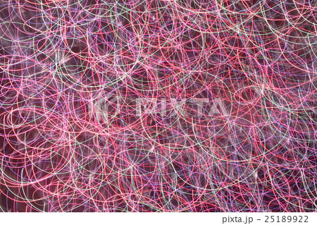 カラフルなクルクル線模様　落書き　背景黒 25189922