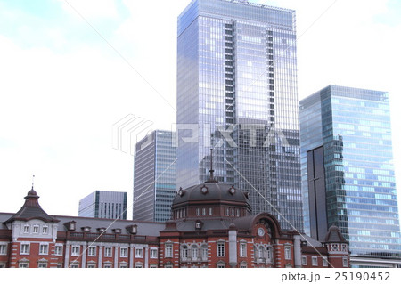 東京駅と高層ビル群 東京駅と高層ビル群 25190452
