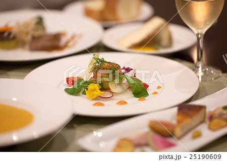 フランス料理店のコース料理 25190609