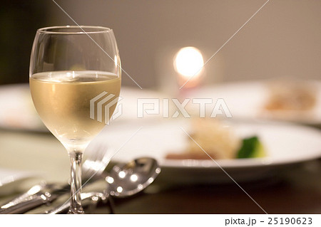 フランス料理店のコース料理 25190623