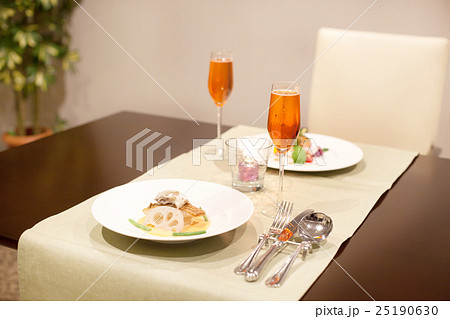 フランス料理店のコース料理 フランス料理店のコース料理 25190630
