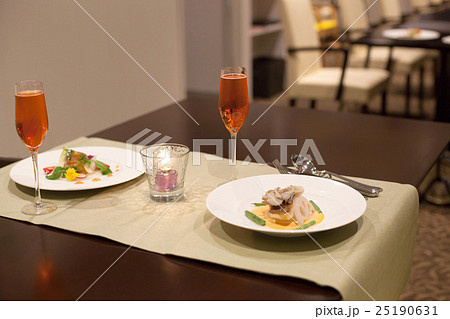 フランス料理店のコース料理 25190631