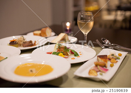 フランス料理店のコース料理 25190639