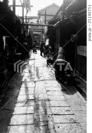 昭和30年頃、大阪西区の下町の昼下がりの長屋風景 昭和30年頃、大阪西区の下町の昼下がりの長屋風景 25190751