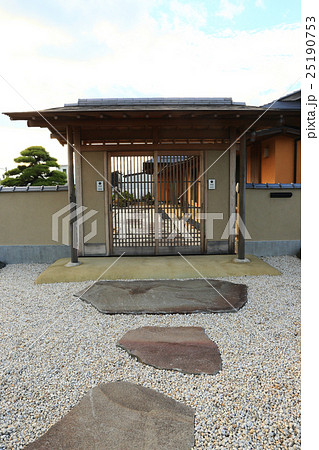 日本の玄関 日本建築 飛び石の写真素材