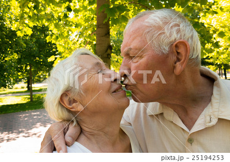 The happy old couple in the summer on a walk 25194253