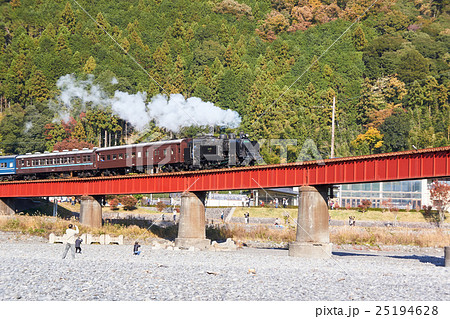 大井川鉄道 鉄橋を渡る蒸気機関車の写真素材 [25194628] - PIXTA