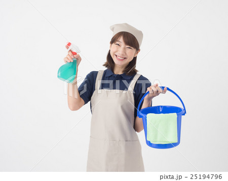 洗剤とバケツを持つ若い女性 洗剤とバケツを持つ若い女性 25194796
