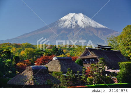 秋の忍野村と富士山 25194978