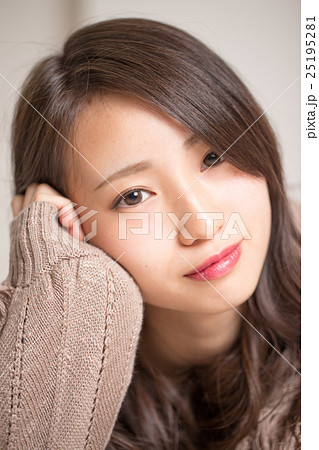 女性の顔 女性の顔 25195281