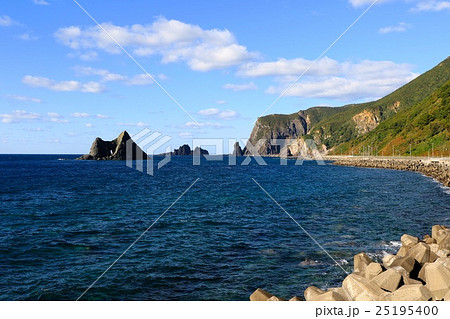 窓岩と遠目に西の河原 窓岩と遠目に西の河原 25195400