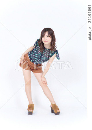 若い女性　ファッション・ヘアスタイル 25195695