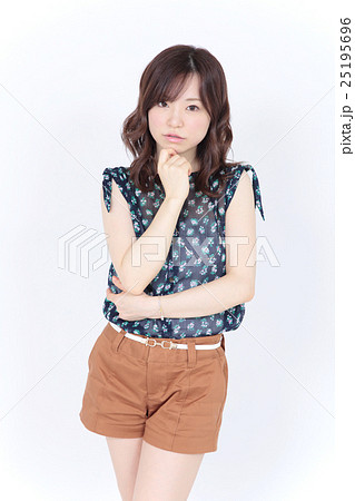 若い女性　ファッション・ヘアスタイル 25195696