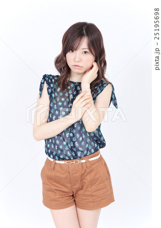 若い女性　ファッション・ヘアスタイル 25195698