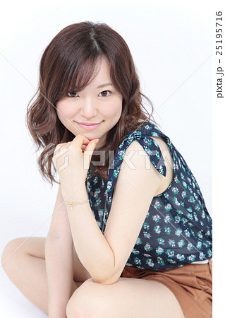 若い女性　ファッション・ヘアスタイル 25195716