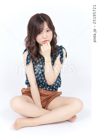 若い女性　ファッション・ヘアスタイル 25195721