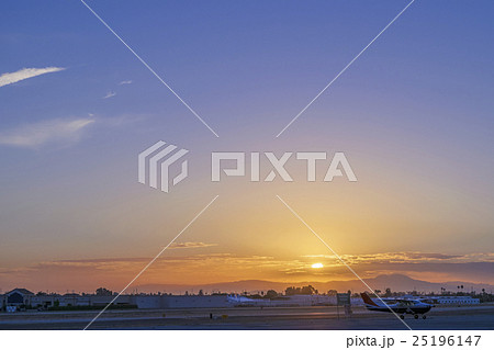 トーランス空港に上る朝日 25196147