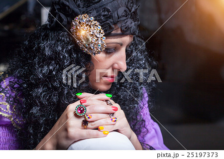 Sorceress telling fortunes 25197373