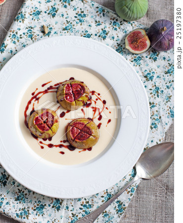 Roasted figs with porto caramel Top view 25197380