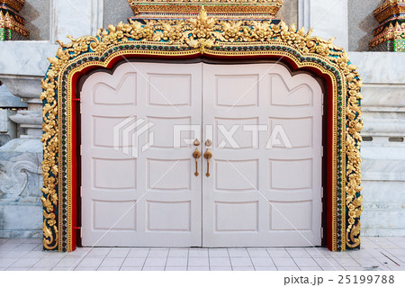 Beautiful arch door of buddhism temple. 25199788