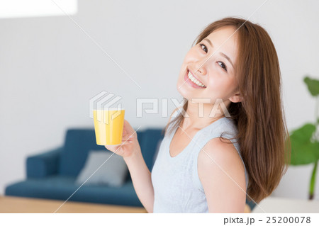 飲み物を飲む女性 飲み物を飲む女性 25200078