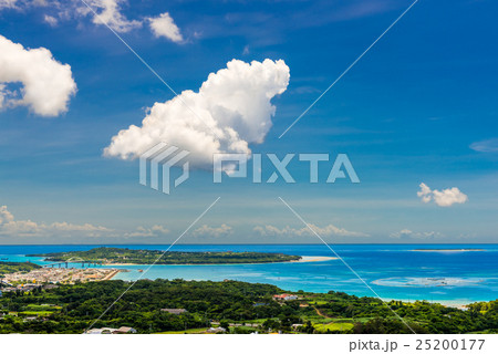 本部町より瀬底島と水納島を望む 25200177