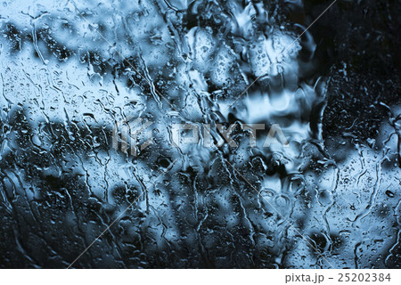 フロントガラス 雨の日のイメージ フロントガラス 雨の日のイメージ 25202384
