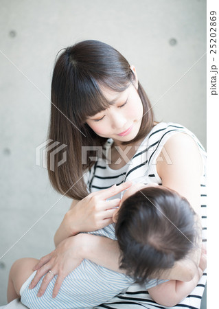 赤ちゃんを抱いた母親 25202869