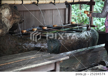 神社　手水　参拝 25204574