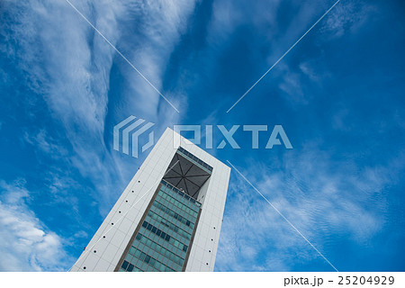 四日市港のポートビルと青空 25204929