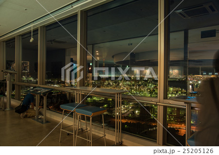 四日市港ポートビルからの夜景撮影を楽しむ人々 25205126