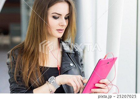 Beautiful brunette girl with tablet 25207025