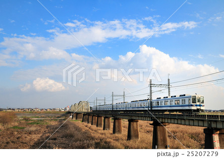 冬枯れの江戸川橋梁を渡る東武野田線の8000系電車 25207279