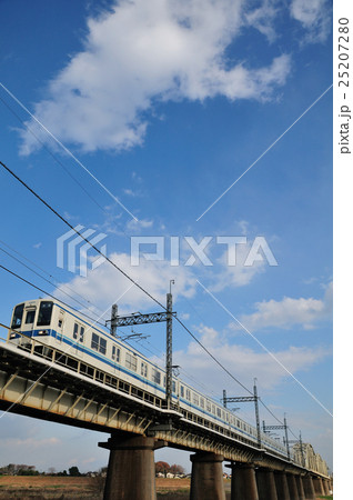 冬枯れの江戸川橋梁を渡る東武野田線の8000系電車 25207280