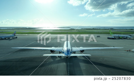 那覇空港の離陸前の飛行機 25207830