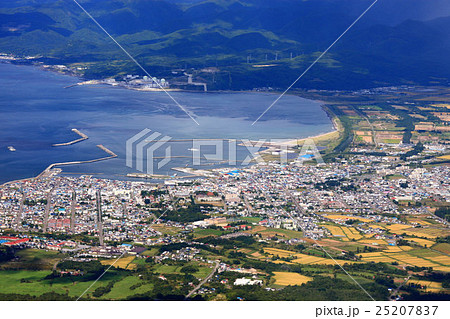 初秋の岩内岳から見る岩内町市街地と岩内港 初秋の岩内岳から見る岩内町市街地と岩内港 25207837