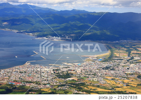 初秋の岩内岳から見る岩内町市街地と岩内港 初秋の岩内岳から見る岩内町市街地と岩内港 25207838