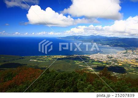 初秋の岩内岳から見る岩内町市街地と日本海 初秋の岩内岳から見る岩内町市街地と日本海 25207839