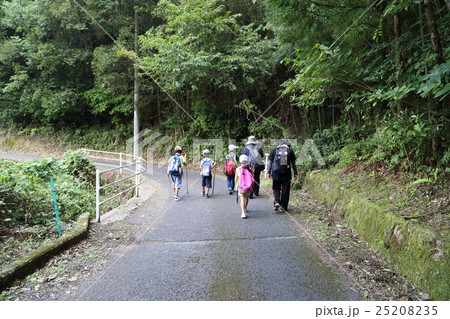 長崎街道を散策する学童支援員及び児童 長崎街道を散策する学童支援員及び児童 25208235