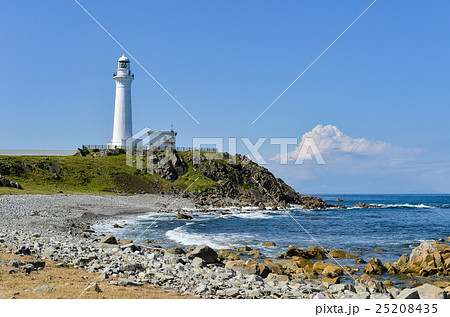 【青森県下北尻屋崎】白亜の灯台尻屋崎灯台と津軽海峡 25208435
