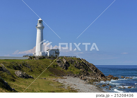 【青森県下北尻屋崎】白亜の灯台尻屋崎灯台と津軽海峡 25208436