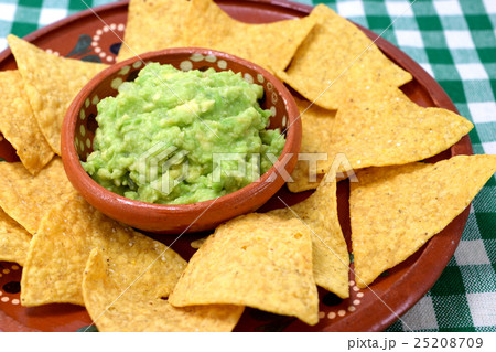 ワカモーレとトトポス トルティージャ チップス の写真素材
