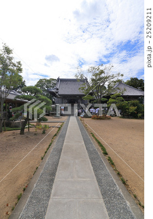 四国霊場第9番札所「法輪寺」本堂(正面)と大師堂(右) 四国霊場第9番札所「法輪寺」本堂(正面)と大師堂(右) 25209211