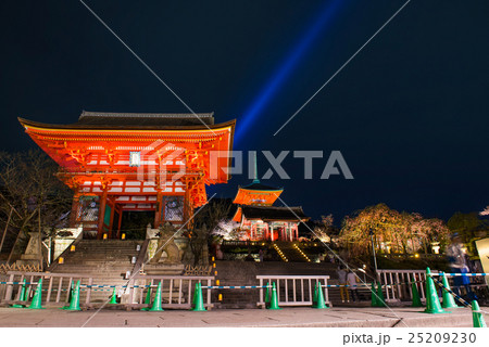 Kiyomizu dera temple , light up in spring 25209230