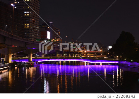 【大阪】中之島ガーデンブリッジの夜景（鉾流橋） 25209242