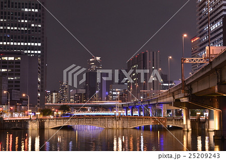【大阪】中之島ガーデンブリッジの夜景（大江橋） 25209243