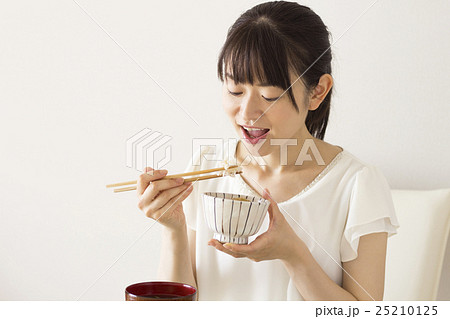 栗ご飯を食べる女性の写真素材