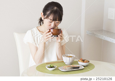 栗ご飯を食べる女性 栗ご飯を食べる女性 25210126