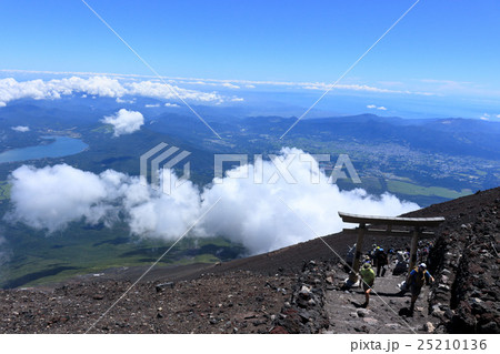 富士山頂上からの眺め 富士山頂上からの眺め 25210136